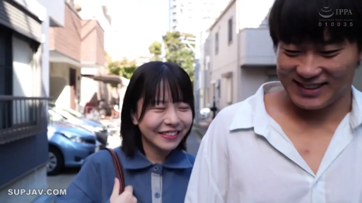 蓝色POLO衫 · 行走 · 头部特写 · 愉快 · 户外街道 · 生活化 · ショルダーバッグ · 谈笑