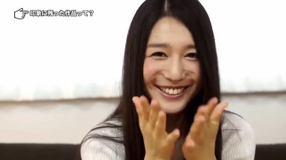 室内 · 坐姿 · 微笑 · 面部特写 · 鼓掌 · 白色长袖上衣 · 长发女演员