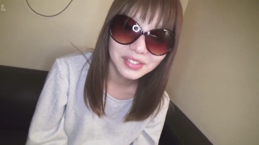 室内 · 脸部特写 · 面对镜头微笑 · 甜美笑容 · 灰色长袖上衣 · 齐刘海长发 · 正面对坐 · 大框墨镜