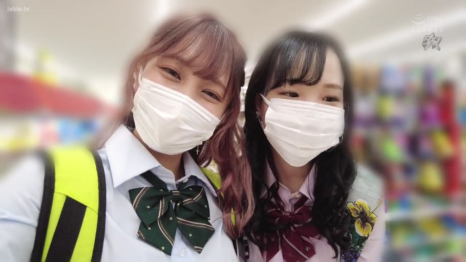 脸部特写 · 微笑 · JK制服 · 便利店 · 双人 · 自拍 · 口罩 · 并肩而立