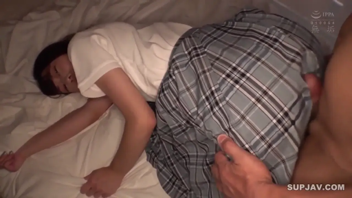 寝室 · 目を閉じて · うつ伏せ · お尻のクローズアップ · 制服 · 裙底摸索 · 睡眠奸题材