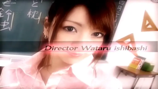 教室 · 脸部 · 微笑 · 面对镜头 · 衬衫 · 注视 · 黑板 · 教师角色