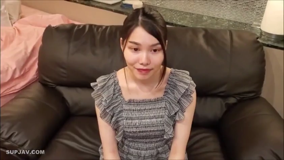 室内 · 坐姿 · 微笑 · 皮沙发 · 半身 · 对视 · 亚洲女性 · 格子连衣裙