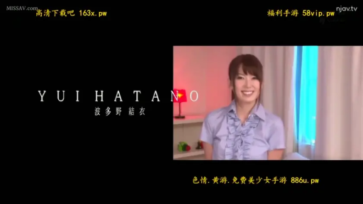 室内 · 微笑 · 面对镜头 · 半身特写 · 端坐 · 女优介绍 · 蓝色褶皱衬衫