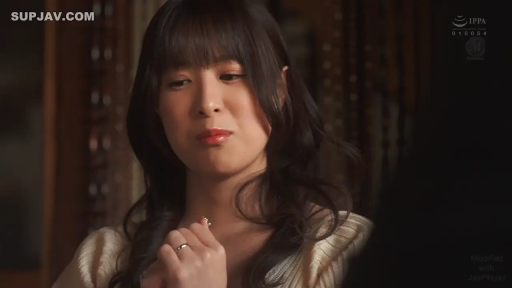 室內 · 坐姿 · 面部 · 微笑 · 交流 · 针织衫