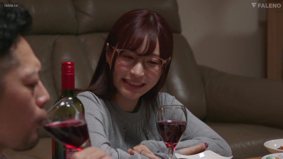 坐姿 · 微笑 · 面部特写 · 饮酒 · 灰色针织衫 · 室内客厅 · 红酒 · 眼镜娘