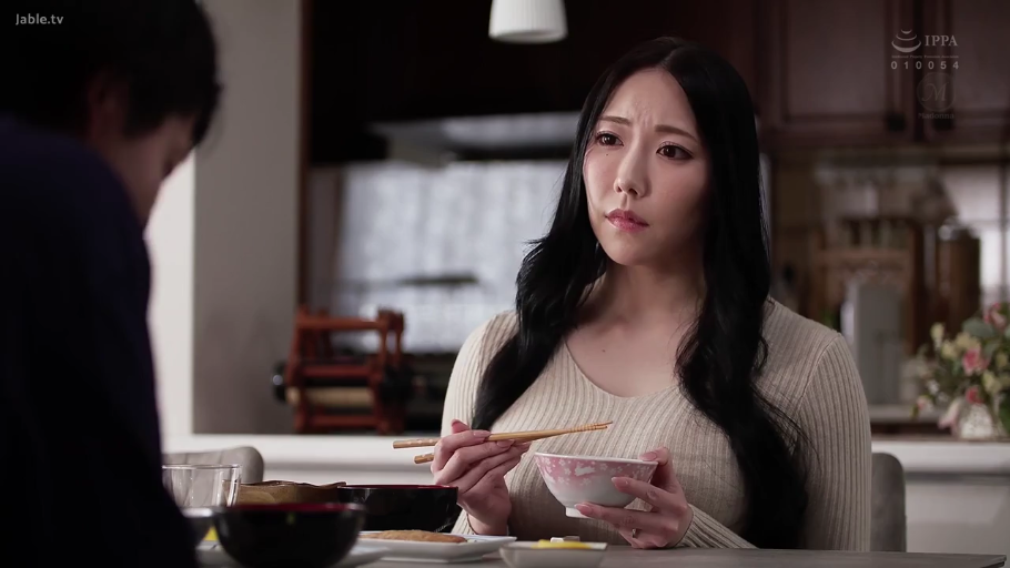 Sitting Posture · Melancholy · Medium shot · 居家 · Sweater · 餐厅 · Dining · 碗筷