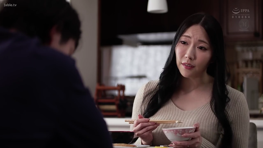 Sitting Posture · Face · Sweater · 餐厅 · Mature woman · 忧愁 · Eating · 碗筷