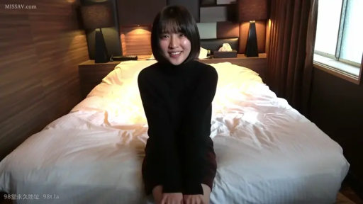 室内 · 挂图 · 下半身特写 · M字开腿 · 自慰行为 · 条纹长筒袜 · 女优独角 · 低头专注