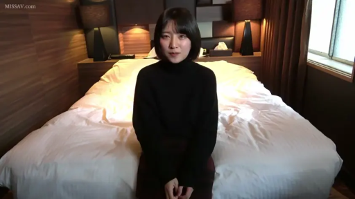 室内 · 微笑 · 面部特写 · 休闲装 · 对视 · 亲密 · 相拥