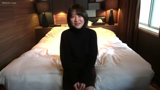 专注 · 卧室 · 枕头 · 跨坐姿势 · 女式白衬衫 · 异性性行为 · 抚摸前戏 · 腿部及私处特写