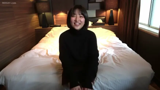 脸部特写 · 灰色校服马甲 · 微笑 · 学生制服 · 正坐 · 注视 · 书房 · 地球仪