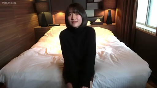 严肃 · 裸体 · 上半身 · 短发 · 演播室 · 正面站立 · 文字背景 · 播报新闻