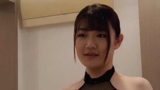 室内 · 微笑 · 注视 · 正面 · 亚洲女性 · 头部及肩部特写 · 黑色网格挂脖上衣