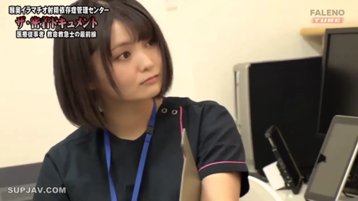 严肃 · 护士服 · 办公室 · 电脑 · 注视 · 短发 · 头部 · 侧头