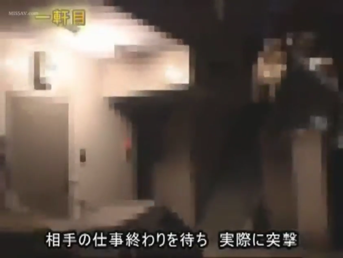 室内 · 胸部 · 侧身 · 微笑 · 台灯 · 挑逗 · 中短发 · 黑色网格透视装