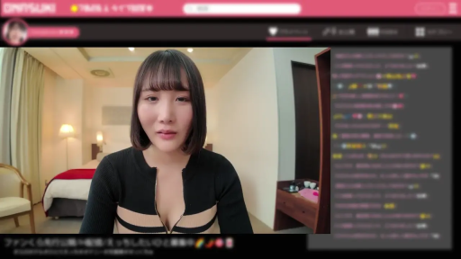 坐姿 · 电脑界面 · 酒店房间 · 胸部以上特写 · 微笑表情 · 网络直播 · 黑白条纹拉链上衣