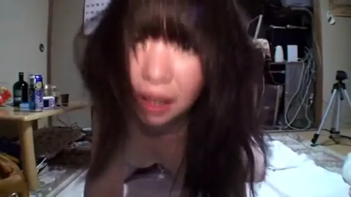 俯身 · 脸部特写 · 全裸 · 客厅 · 注视镜头 · 汗水 · 哭泣 · 三角架