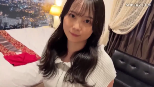 坐姿 · 脸部 · 卧室 · 微笑 · 台灯 · 凝视 · 长发 · 白衣