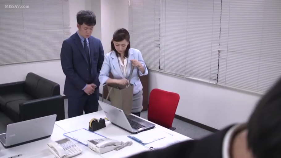 嚴肅 · 办公室 · 站立 · 職業裝 · 遠景 · 笔记本电脑 · OL · 翻找