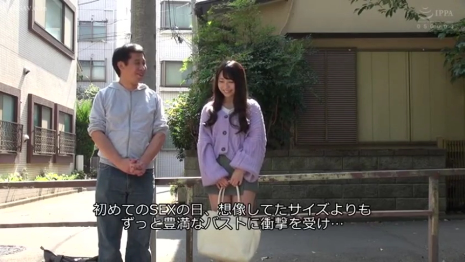 会話 · 站立 · 微笑 · 生活化场景 · 白色手提包 · 紫色开衫 · 住宅区街道