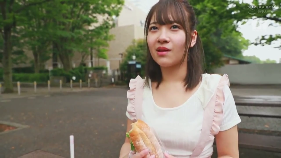 脸部 · 站立 · 户外 · 街拍 · 白色荷叶边上衣 · 呆萌 · 三明治 · 拿三明治