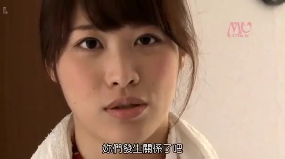 室内 · 严肃 · 脸部特写 · 正面 · 说话 · 亚洲女性 · 浴袍