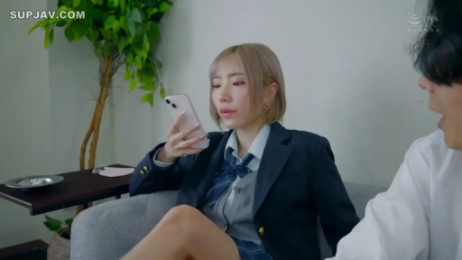 室内 · 座り姿勢 · 中景 · 平静 · 携帯電話 · JK制服 · ショートヘア · 玩手机