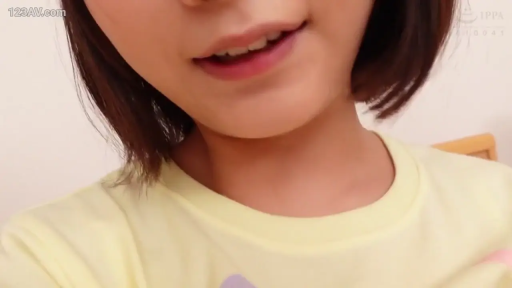 室内 · 正面 · 唇部特写 · 黄色短袖T恤