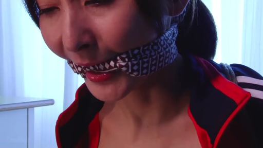 室内 · 坐姿 · 面部特写 · 口塞 · 痛苦 · 绳艺 · 运动装 · 被堵嘴