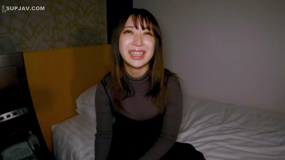 坐姿 · 卧室 · 中景 · 床 · 居家 · 聊天 · 灰色高领衫 · 露齿笑