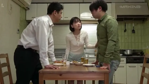 站立 · 中景 · 蕾丝上衣 · 厨房