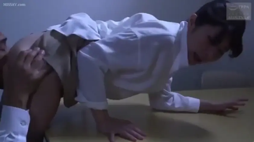 办公室 · 办公桌 · 陶醉 · 白衬衫 · 臀部 · 趴在桌上 · 亲吻臀部 · 职场系列