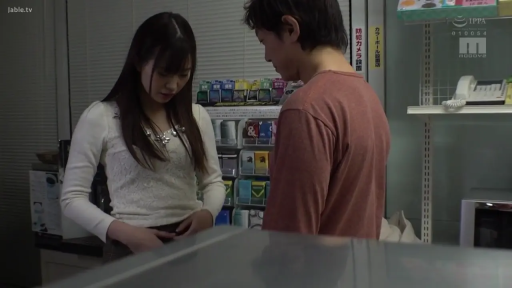 严肃 · 站立 · 中景 · 剧情 · 便服 · 交流 · 便利店 · 货架