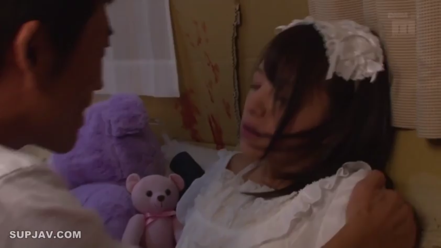 Bedroom · Medium shot · 白色花边裙 · 靠墙坐