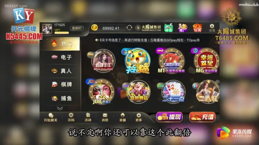 交谈 · 严肃 · 客厅 · 端坐 · 白色长袖毛衣 · 橙色靠垫