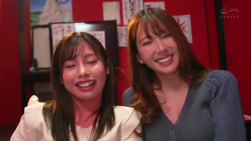 室内 · 面部特写 · 并排坐 · 常服 · 开心 · 谈笑 · 非裸露