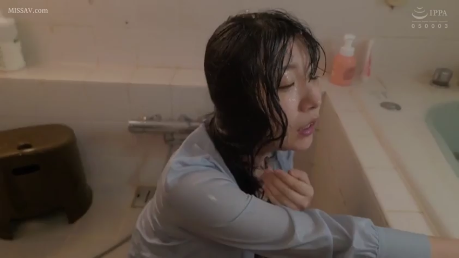 浴室 · 迷离 · 湿身 · 跪姿 · 洗浴 · 沐浴露 · 侧颜特写 · 蓝色湿透衬衫