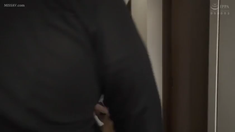 室内 · 门框 · 模糊 · 画面模糊 · 动态 · 黑衣