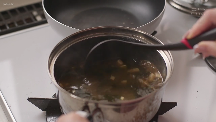 站立 · 厨房 · 锅具特写