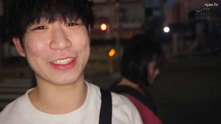 交谈 · 脸部特写 · 户外 · 笑容 · 白色T恤 · 正面 · 夜间