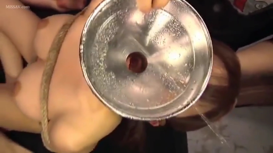 室内 · 全裸 · 仰臥 · 乳房 · 受虐 · 漏斗 · 灌入