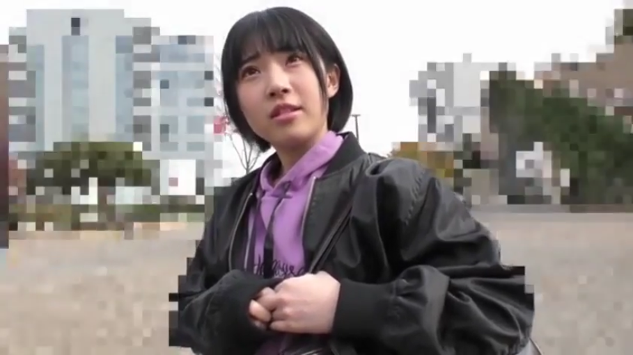 交谈 · 站立 · 半身特写 · 短发 · 户外街道 · 紫色连帽衫 · 疑惑