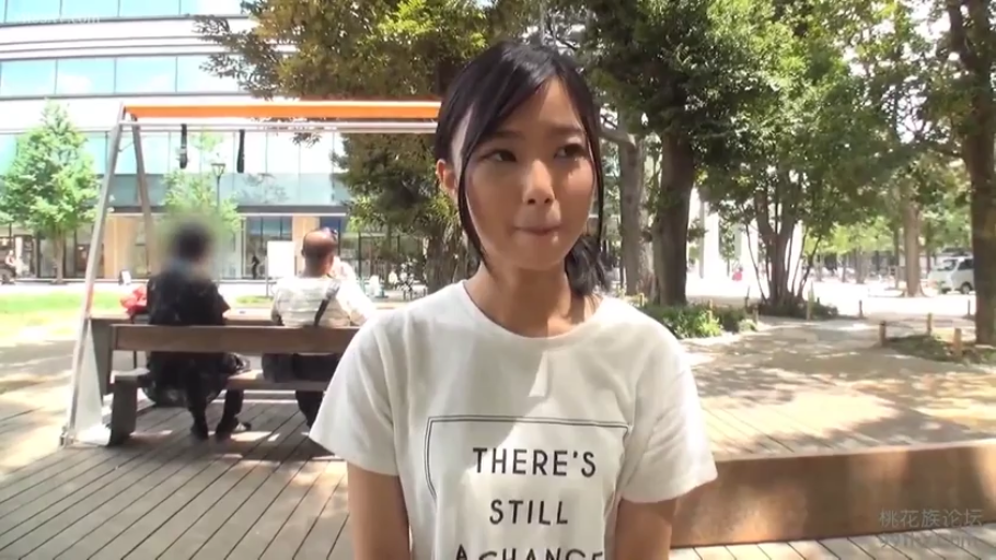 中景 · 白色T恤 · 正对镜头 · 户外公园