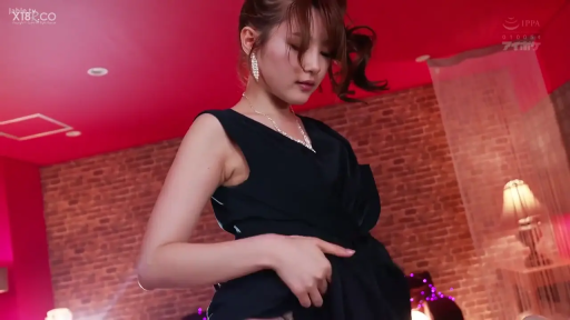 中景 · 站姿 · 性感诱惑 · 垂首 · 灯饰 · 黑色无袖连衣裙 · 撩起裙摆 · 红顶砖墙房间