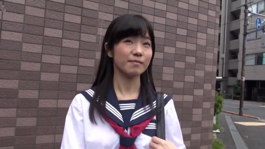 站立 · 自然 · 注视 · 街道 · 上半身 · 水手服 · 学生 · 书包