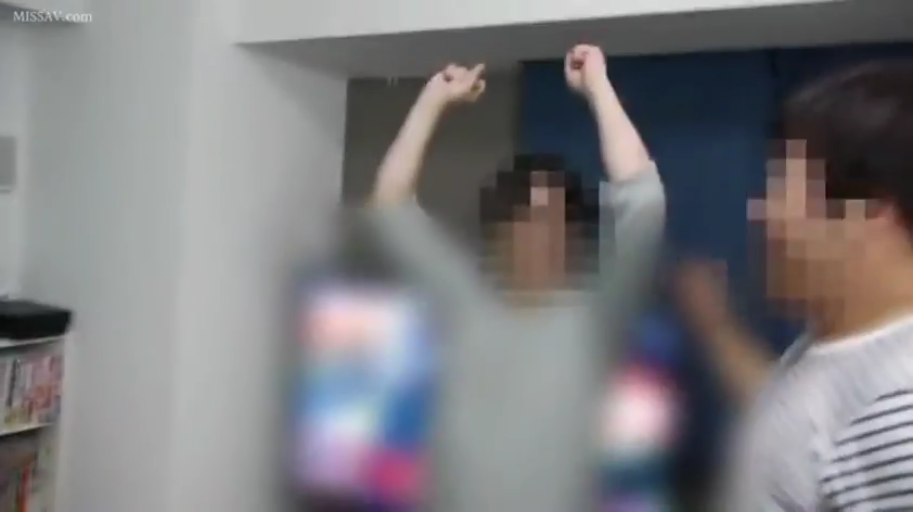 室内 · 中景 · 举手 · 休闲服