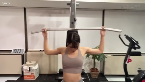 坐姿 · 专注 · 中景 · 健身房 · 运动内衣 · 健身 · 健身器材 · 运动风