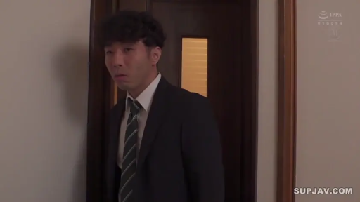 室内 · 站立 · 中景 · 注视 · 西装 · 惊讶 · 成年男性