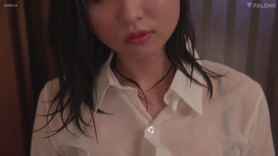 室内 · 脸部特写 · 正面 · 湿透白衬衫